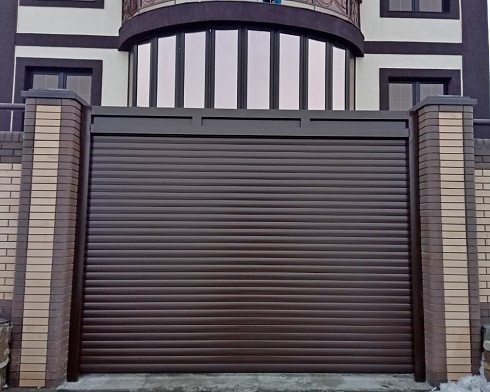 Роллетные ворота Алютех серии Prestige со сплошным алюминиевым профилем роликовой прокатки AG/77 с доставкой в Новороссийске 